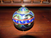 Petit pot couvert asiatique en bronze et émail cloisonné, fin XIXème - début XXème.