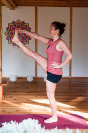Utthita hasta padangusthasana1 La posture de yoga Utthita Hasta Padangusthasana, également connue sous le nom de posture de l'orteil en extension.