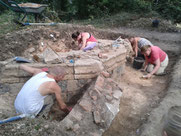 Fouilles archéologiques au château d'Eaucourt bilan au 07 août 2015. Découverte des bases d'une tour polygonale.