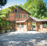 Erwachsenenbildungsinstitut befindet sich im schönen Salzkammergut in der Nähe des Traunsees und lädt mit seinem liebevoll renovierten Fachwerkhaus zur Weiterbildung mit Wohlfühlfaktor ein