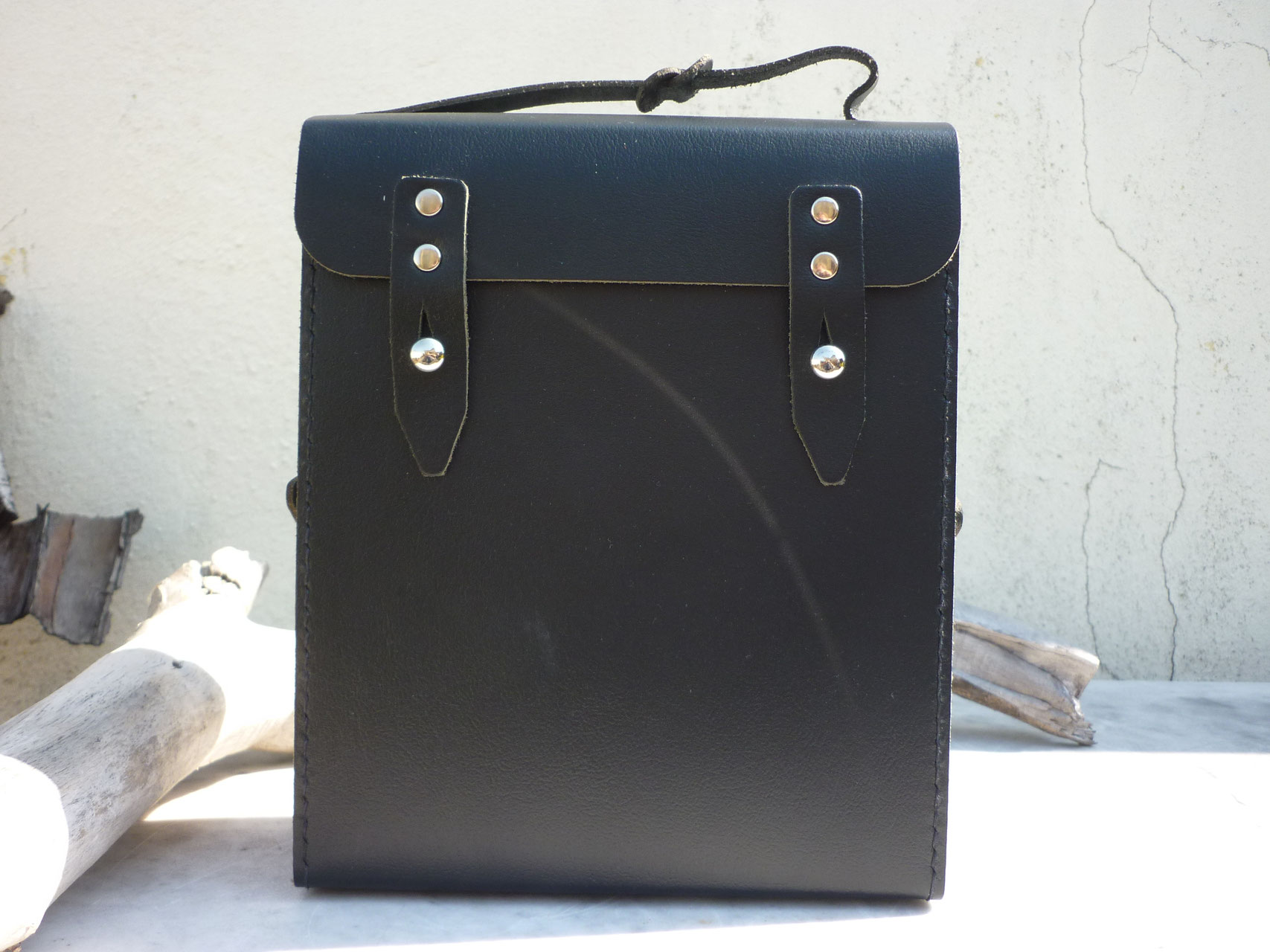 Kastentasche aus Leder - Fachhandel außergewöhnlicher Produkte für