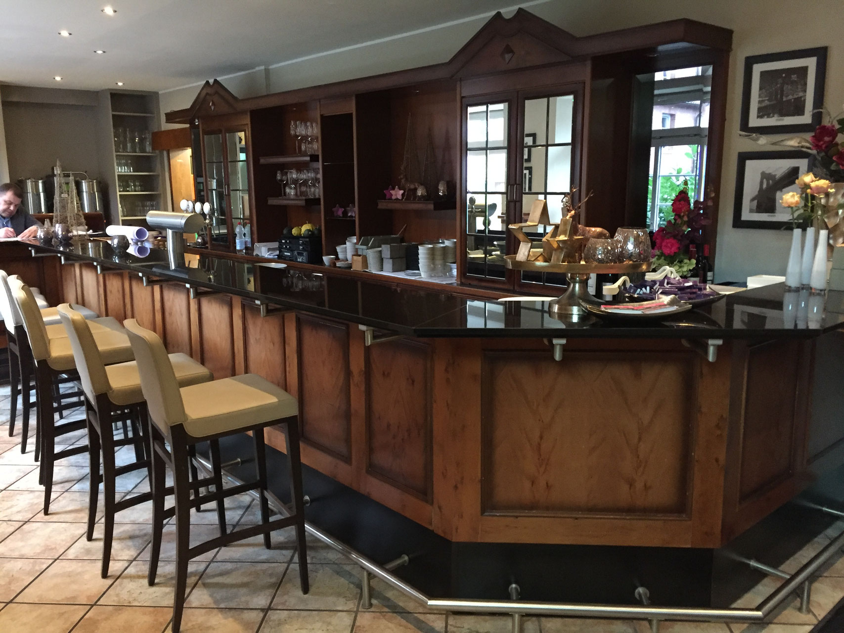 Gastro Shop, Gastronomie, Kühltheken, Stühle, Tische, Bänke, Hocker