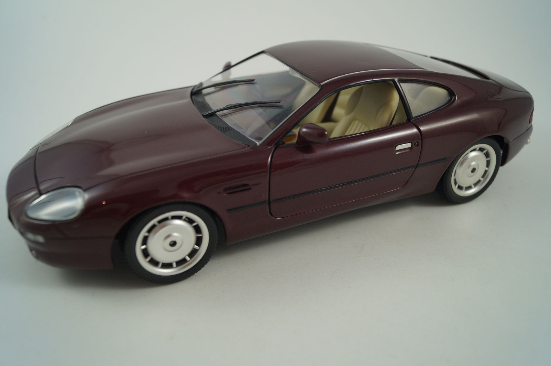 Guiloy 1:18 Aston Martin DB7 - modelcars-and-more Webseite!
