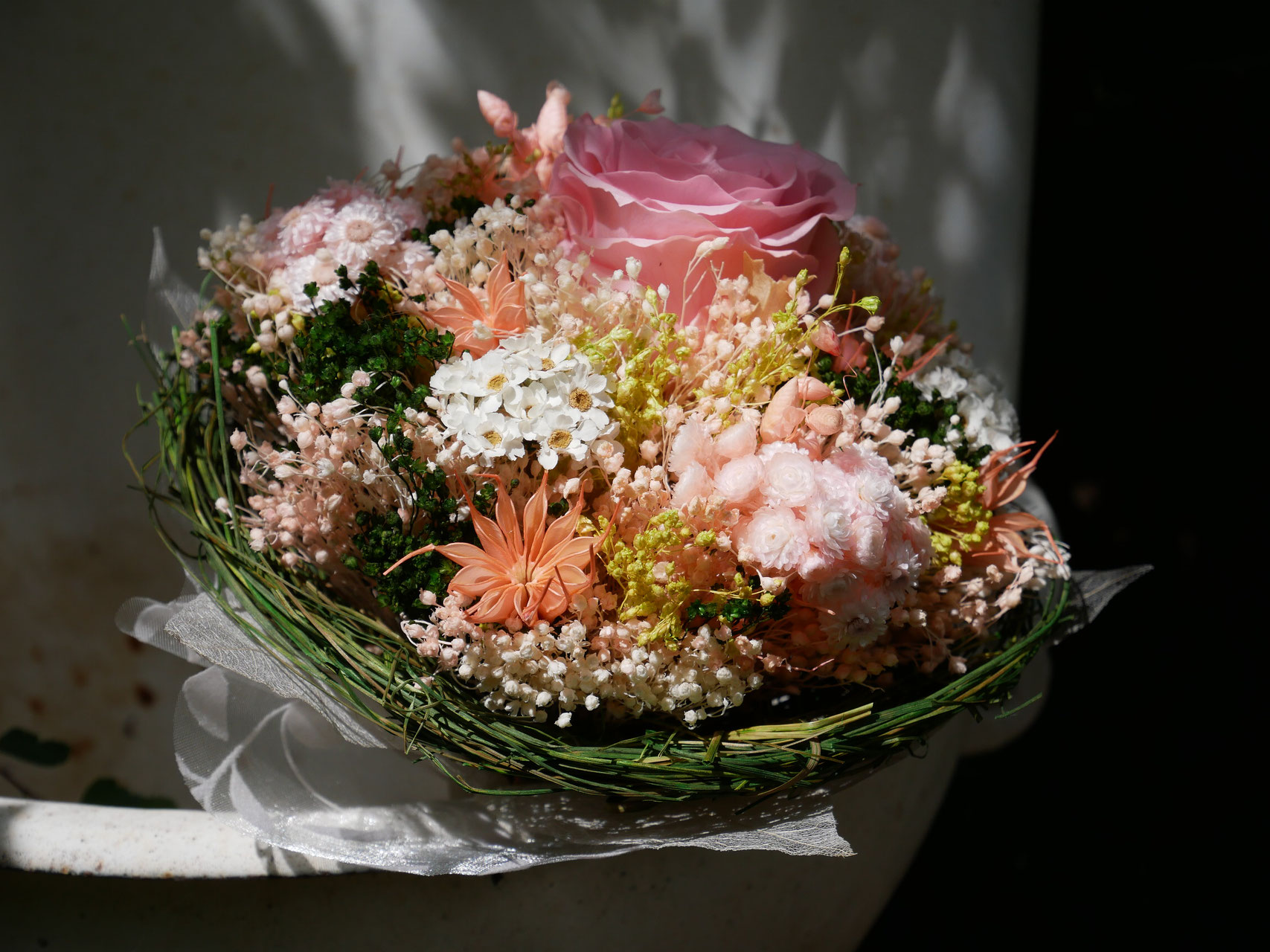 Petit bouquet de mariée, rond - Rose éternelle. - La cinquième Saison