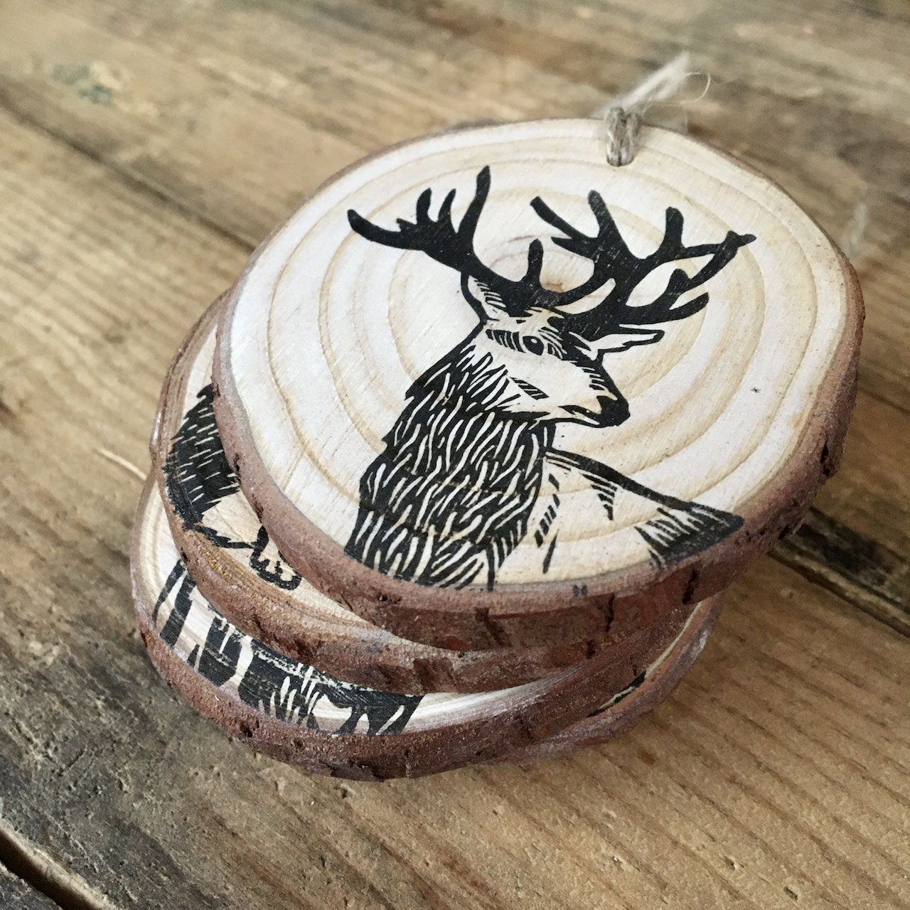 Rondin en bois imprimé artisanalement, le renne - Linogravure, tampons  artisanaux, gravure sur bois Beletteprint