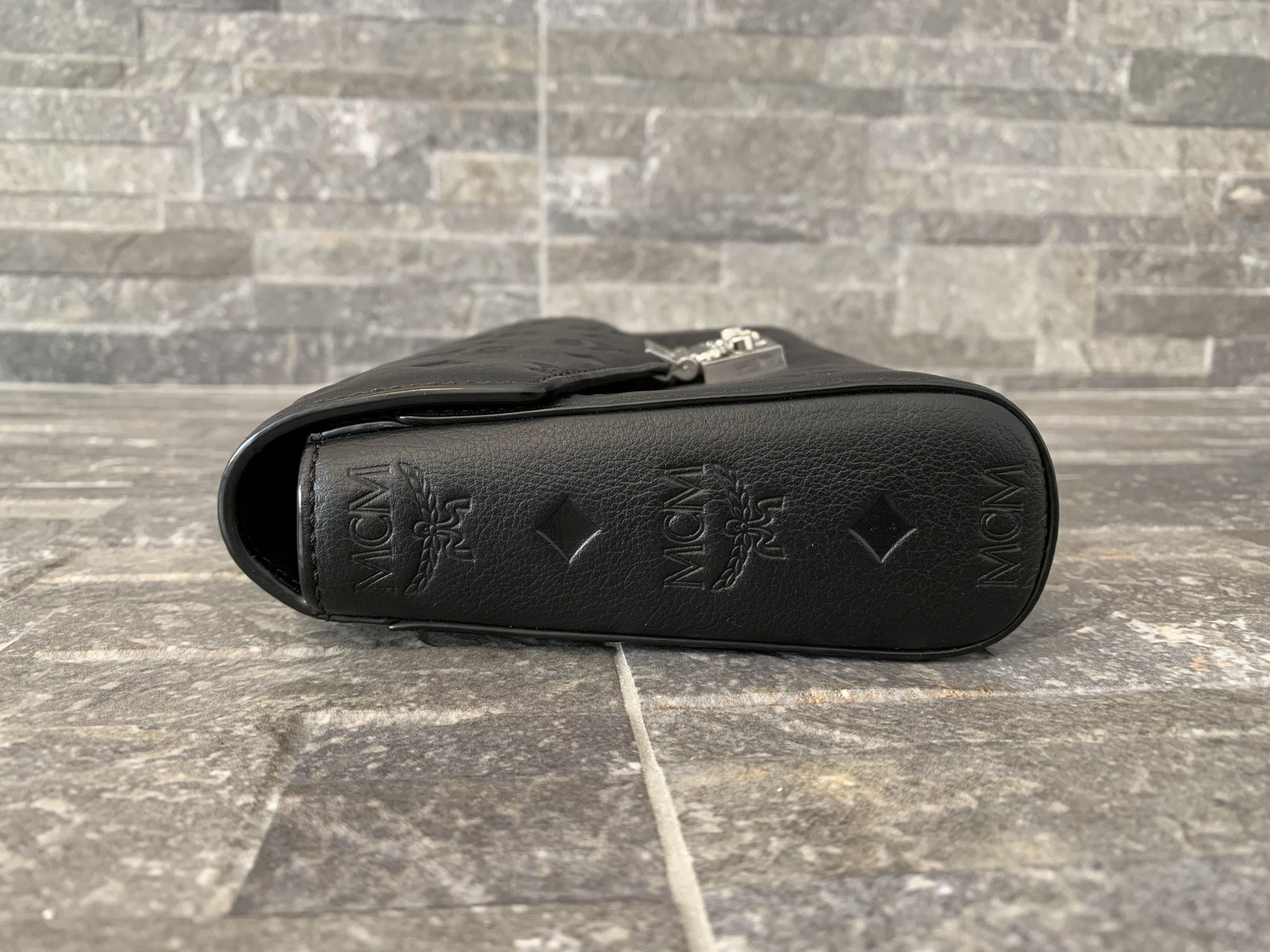 MCM Leder mit Monogramm Millie Crossbody Medium in Schwarz Ankauf