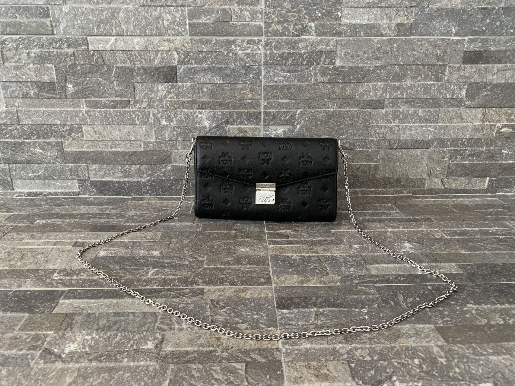 MCM Leder mit Monogramm Millie Crossbody Medium in Schwarz Ankauf