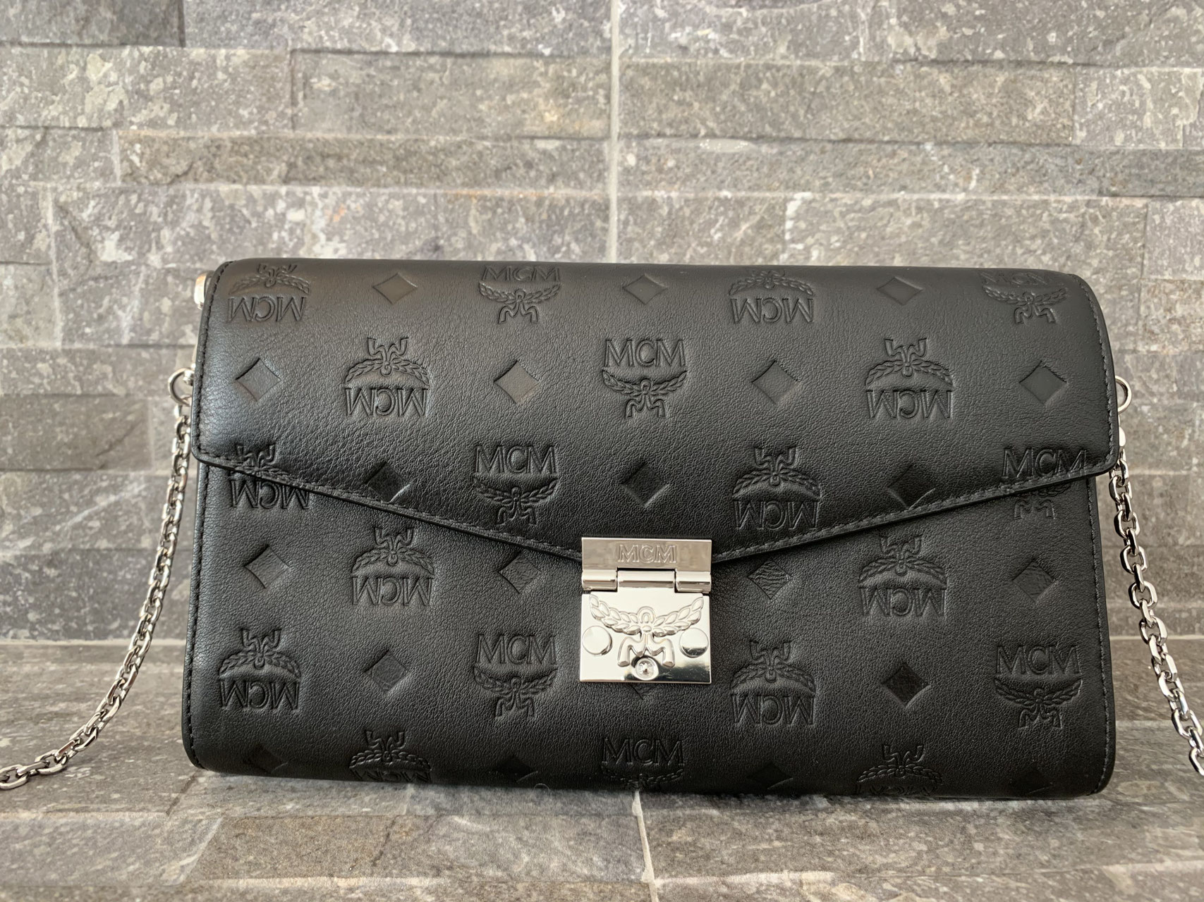 MCM Leder mit Monogramm Millie Crossbody Medium in Schwarz Ankauf