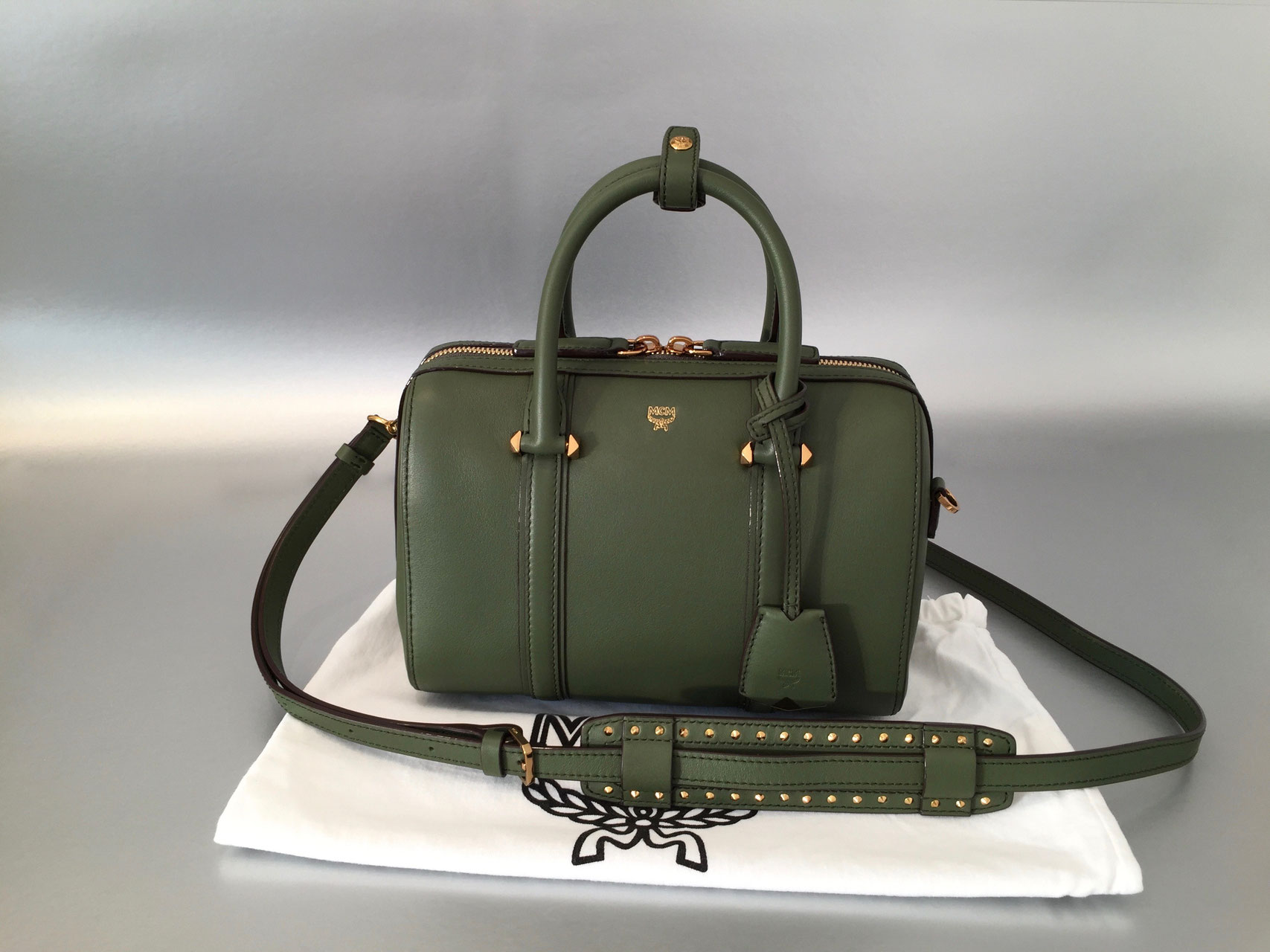 MCM Essential Boston Bag Small in Khaki - Ankauf & Verkauf Second Hand Designertaschen und ...
