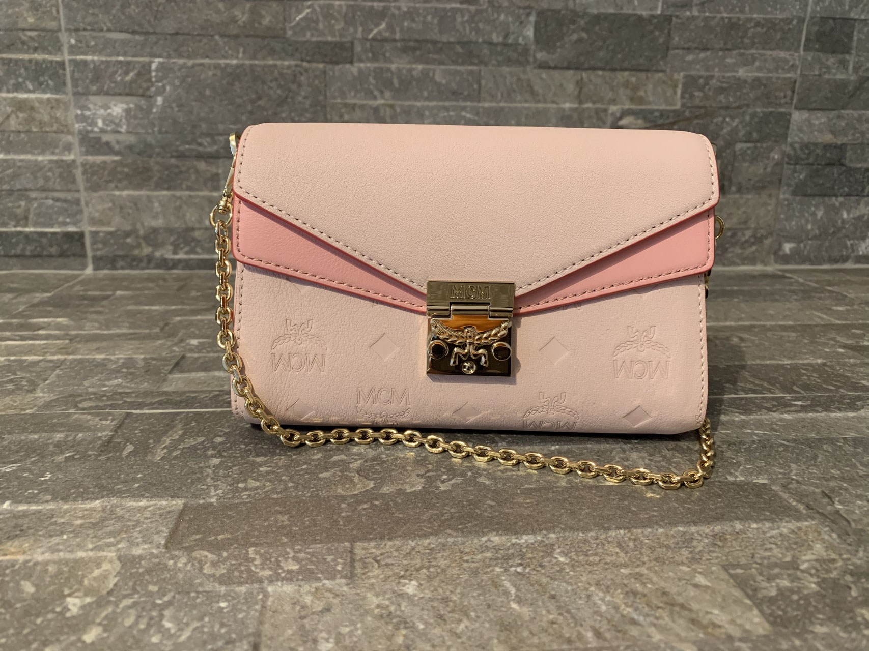 MCM Leder mit Monogramm Millie Crossbody Small in Lotus Ankauf