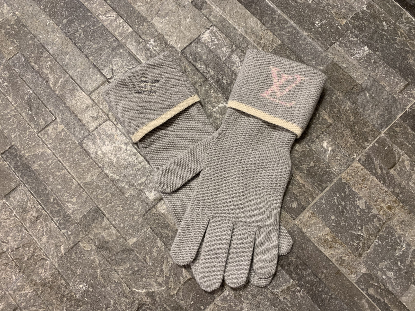 Louis Vuitton Monogram Pop Handschuhe in Grau - Ankauf & Verkauf Second  Hand Designertaschen und Accessoires