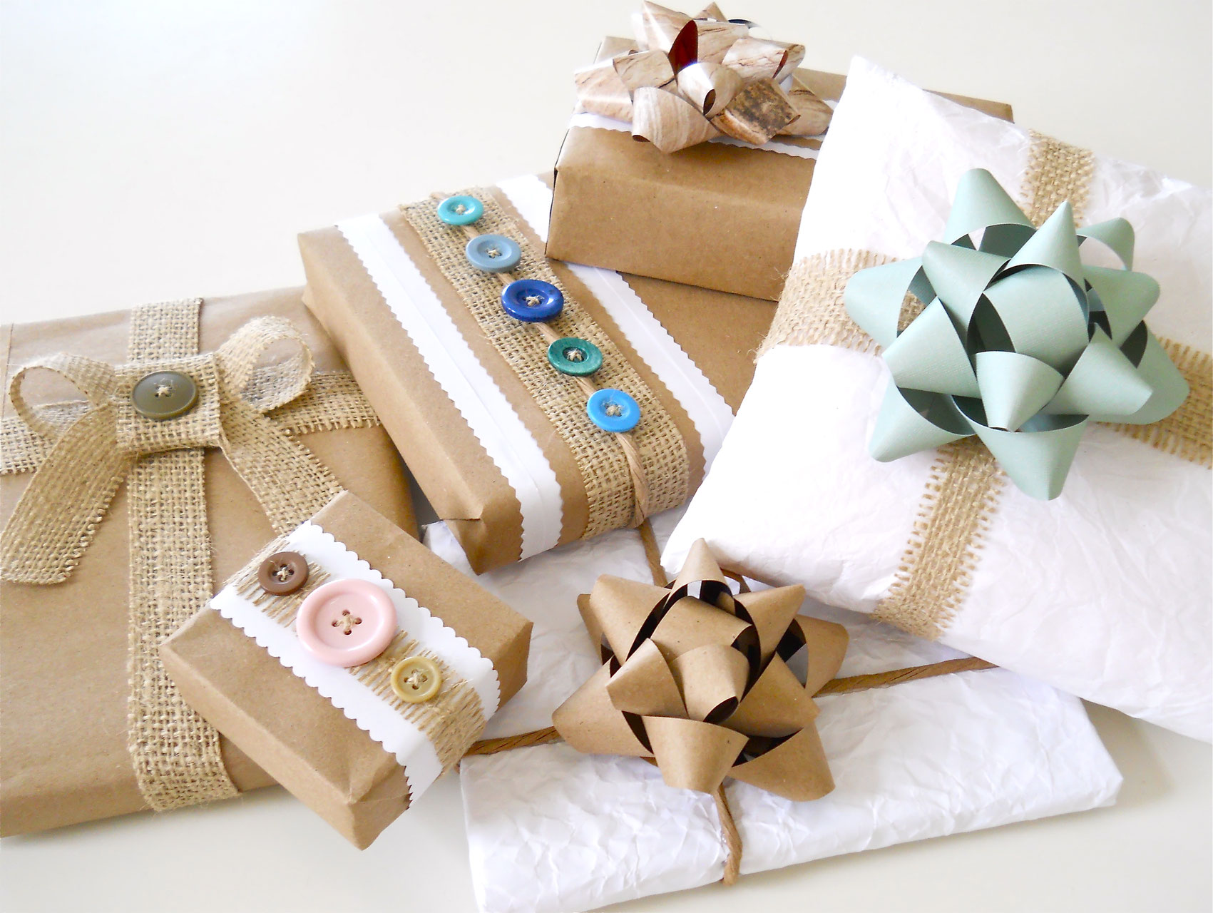 Как можно оформить подарок. Подарки и упаковка. Красивая упаковка подарков. Красиво упаковать подарок. Упаковка подарквкрасивая.