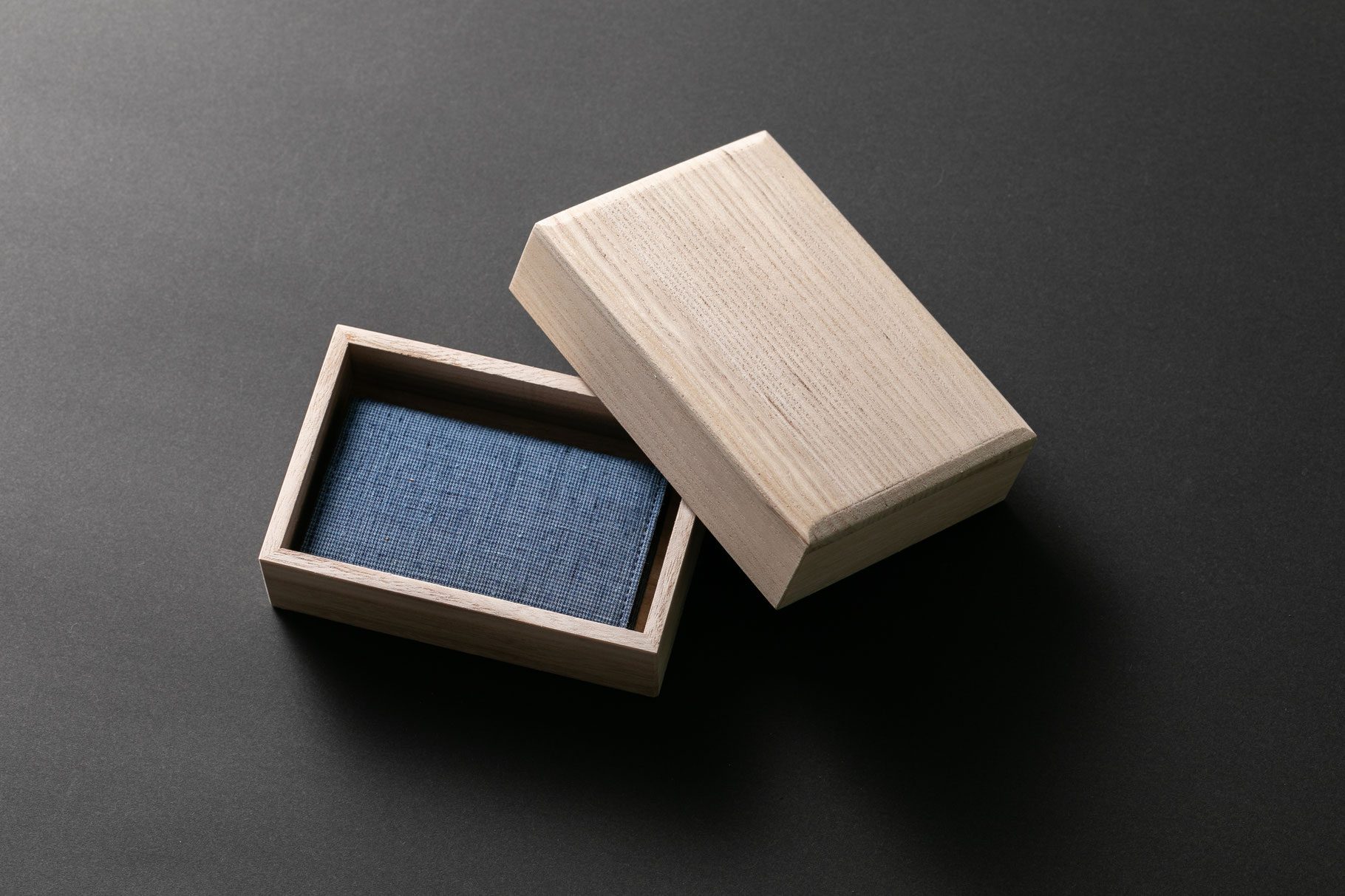 未使用品★結城紬　反物　糸留め有　桐箱入 結城紬 反物 濃紺 柄あり 絹100％ 和装小物 未仕立て L854