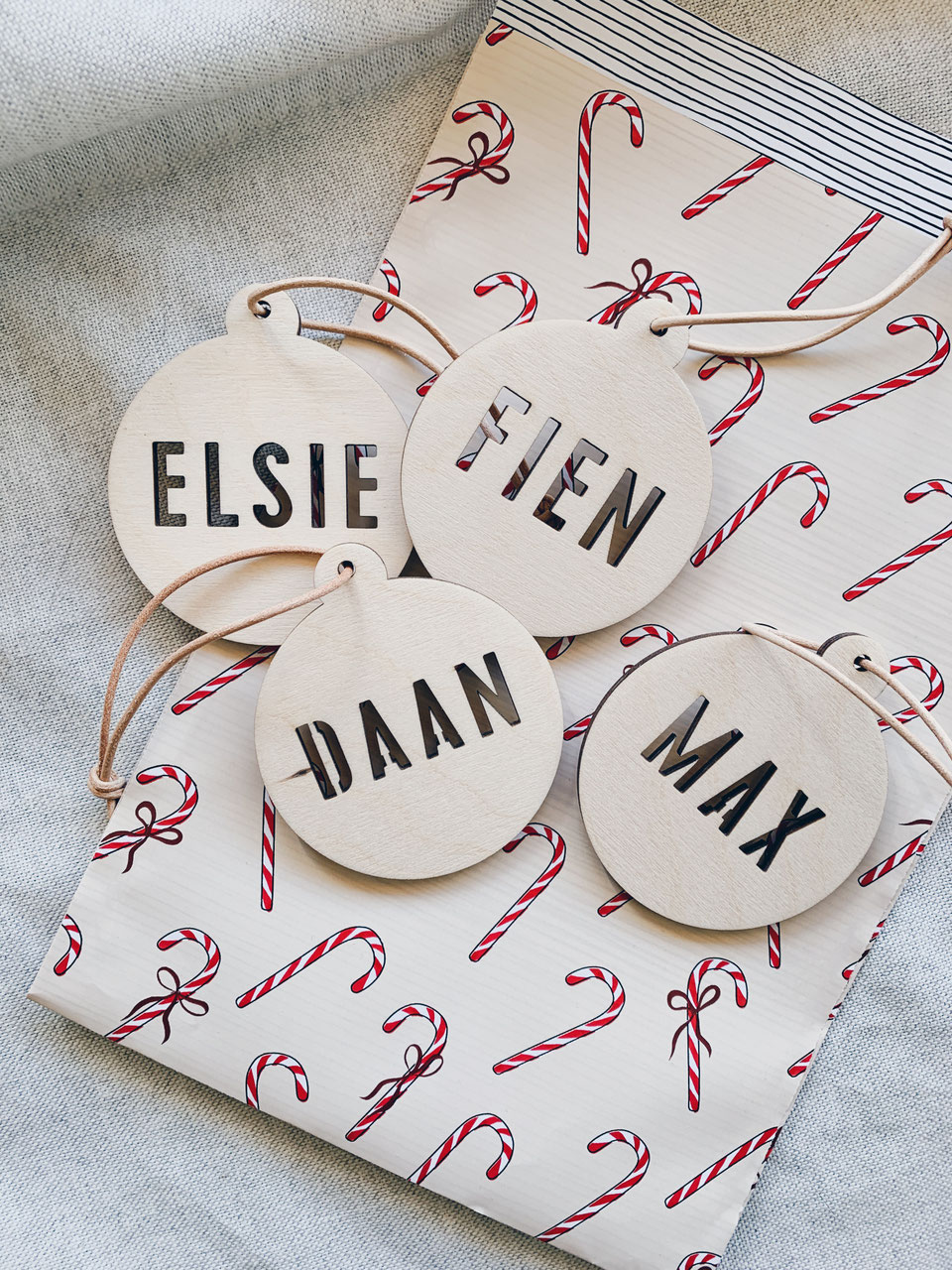 Gepersonaliseerde kerstbal uitgesneden letters Studio Lolo I Grafisch