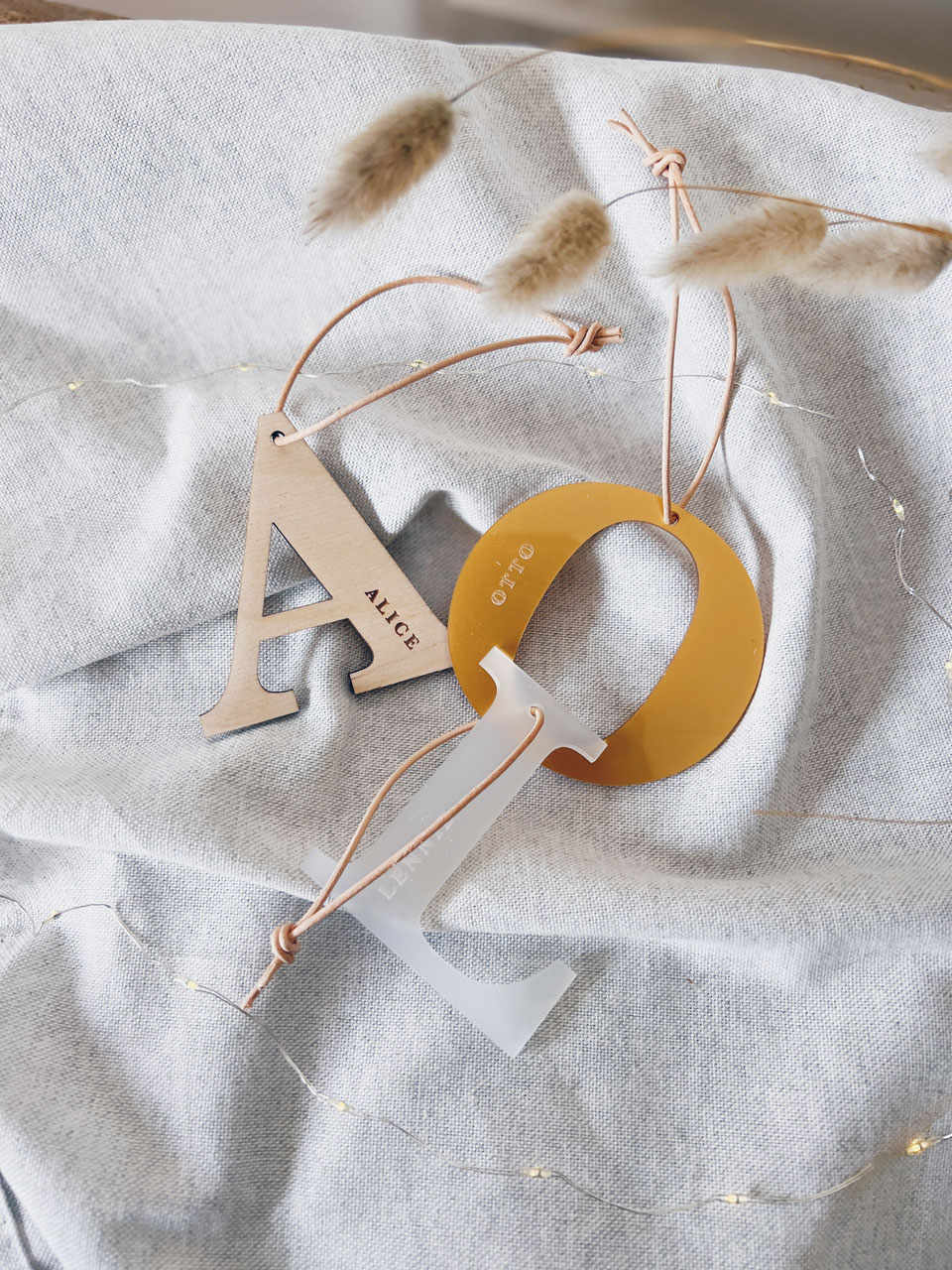 Kersthanger uitgesneden letter + gravering naam Studio Lolo I