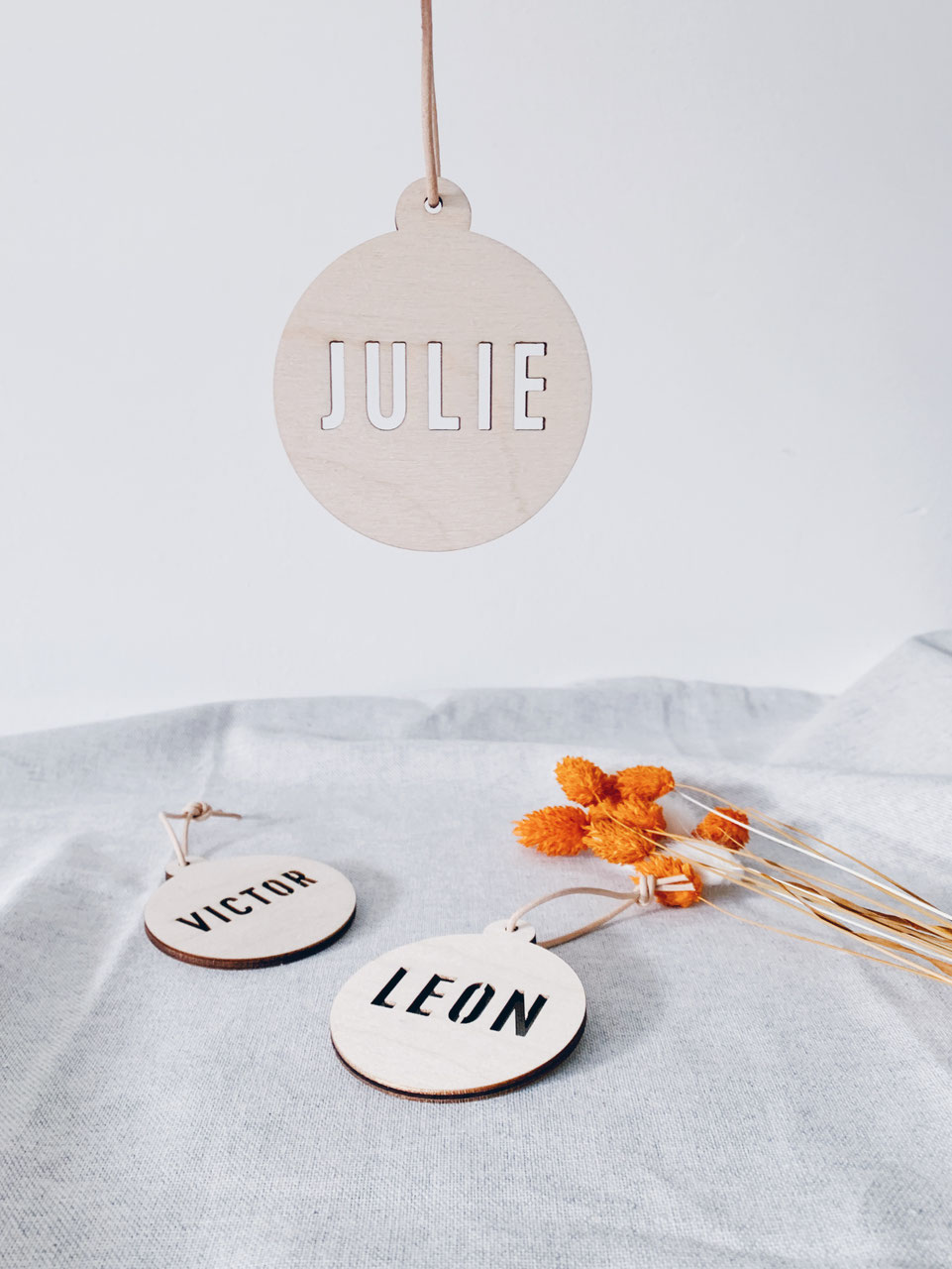 Gepersonaliseerde kerstbal uitgesneden letters Studio Lolo I Grafisch