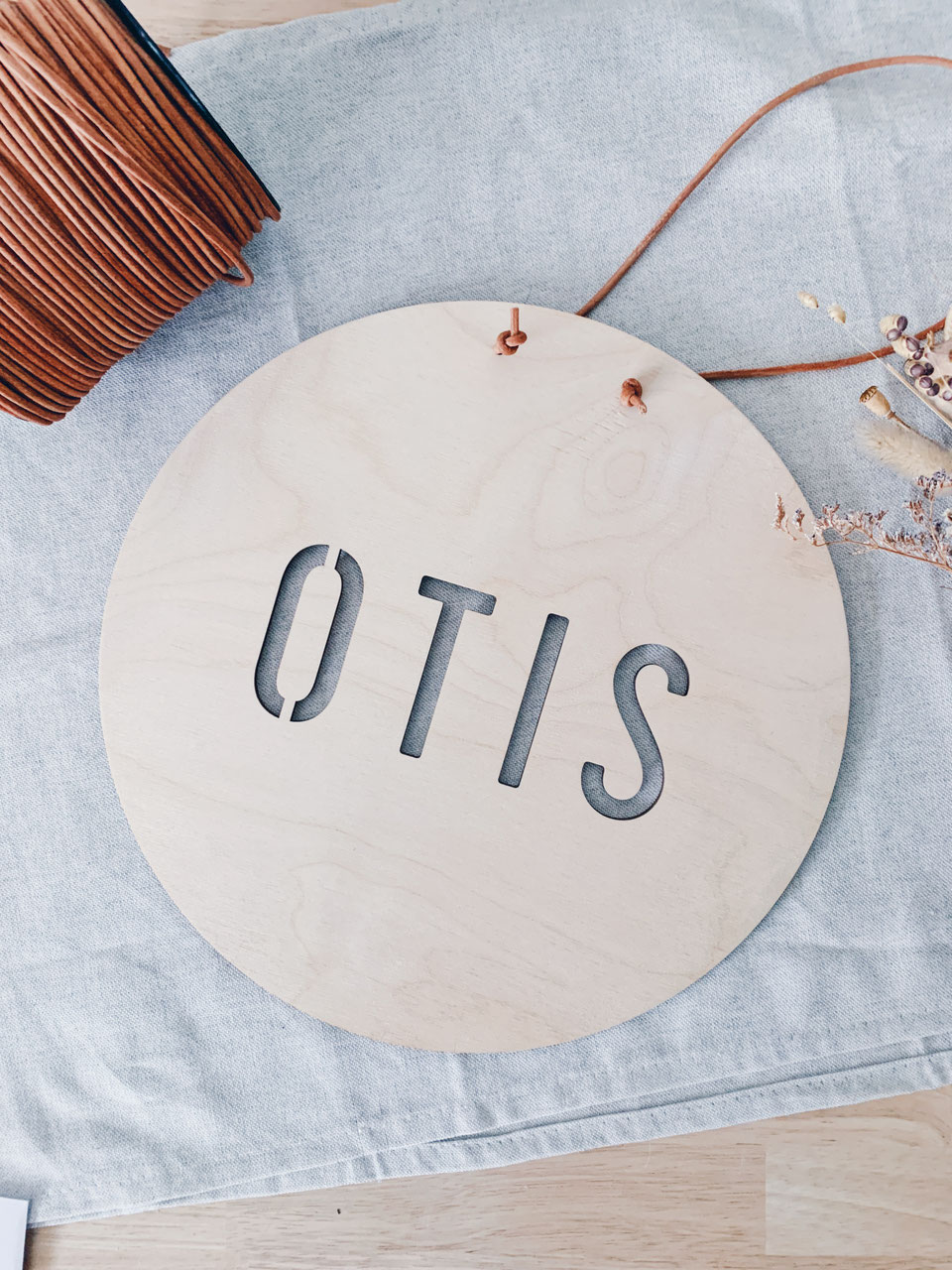 Houten naambord met uitgesneden letters "OTIS" Studio Lolo I Grafisch