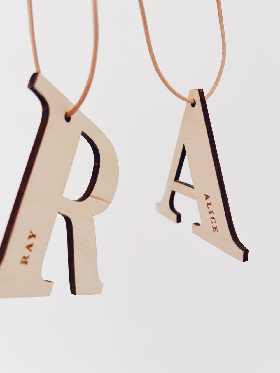 Kersthanger uitgesneden letter + gravering naam Studio Lolo I