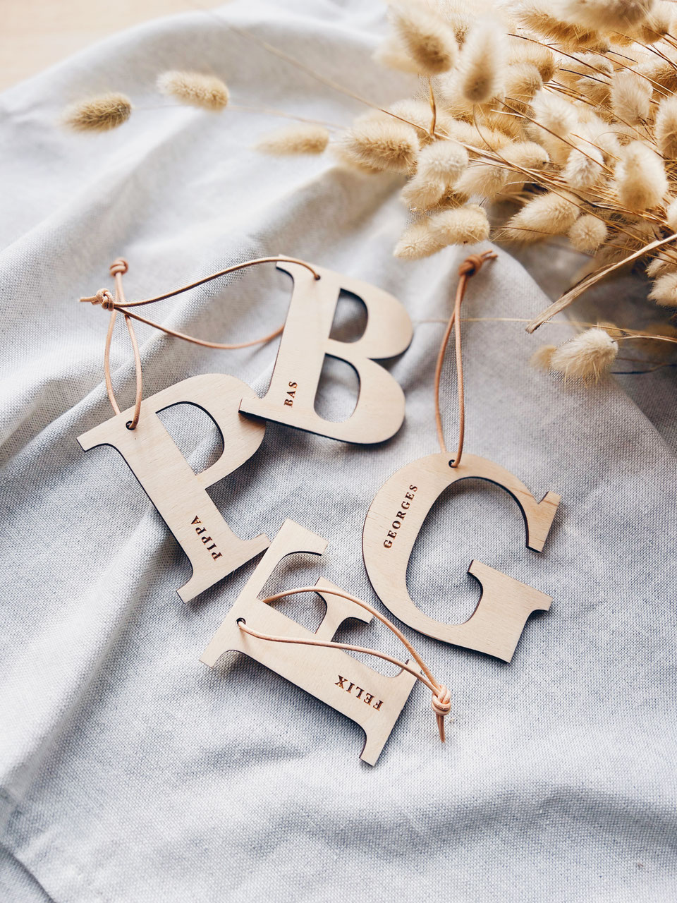 Kersthanger uitgesneden letter + gravering naam Studio Lolo I