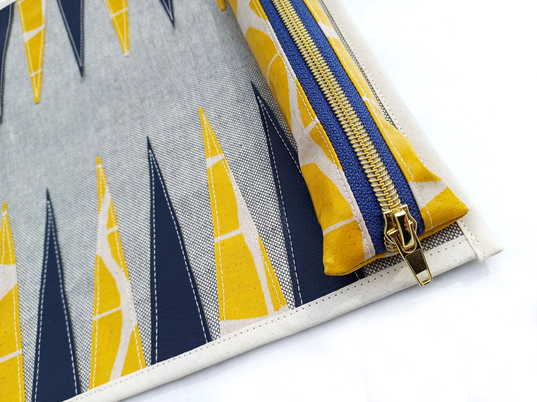 Backgammon Japan Grafik blau gelb Zwölfte Koje links Nachhaltige Wohn und Küchenaccessoires