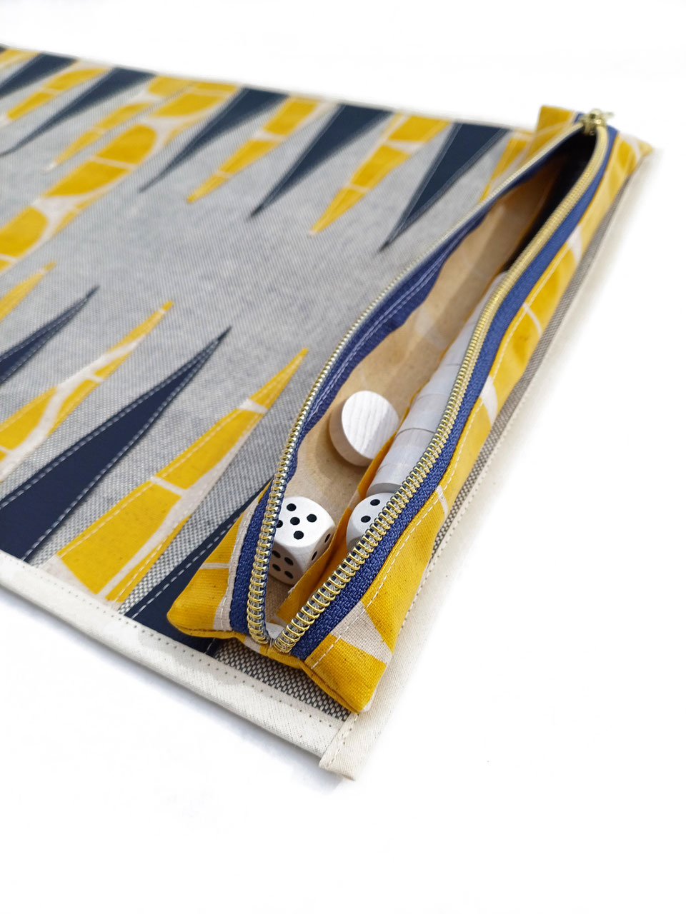 Backgammon Japan Grafik blau gelb Zwölfte Koje links Nachhaltige Wohn und Küchenaccessoires