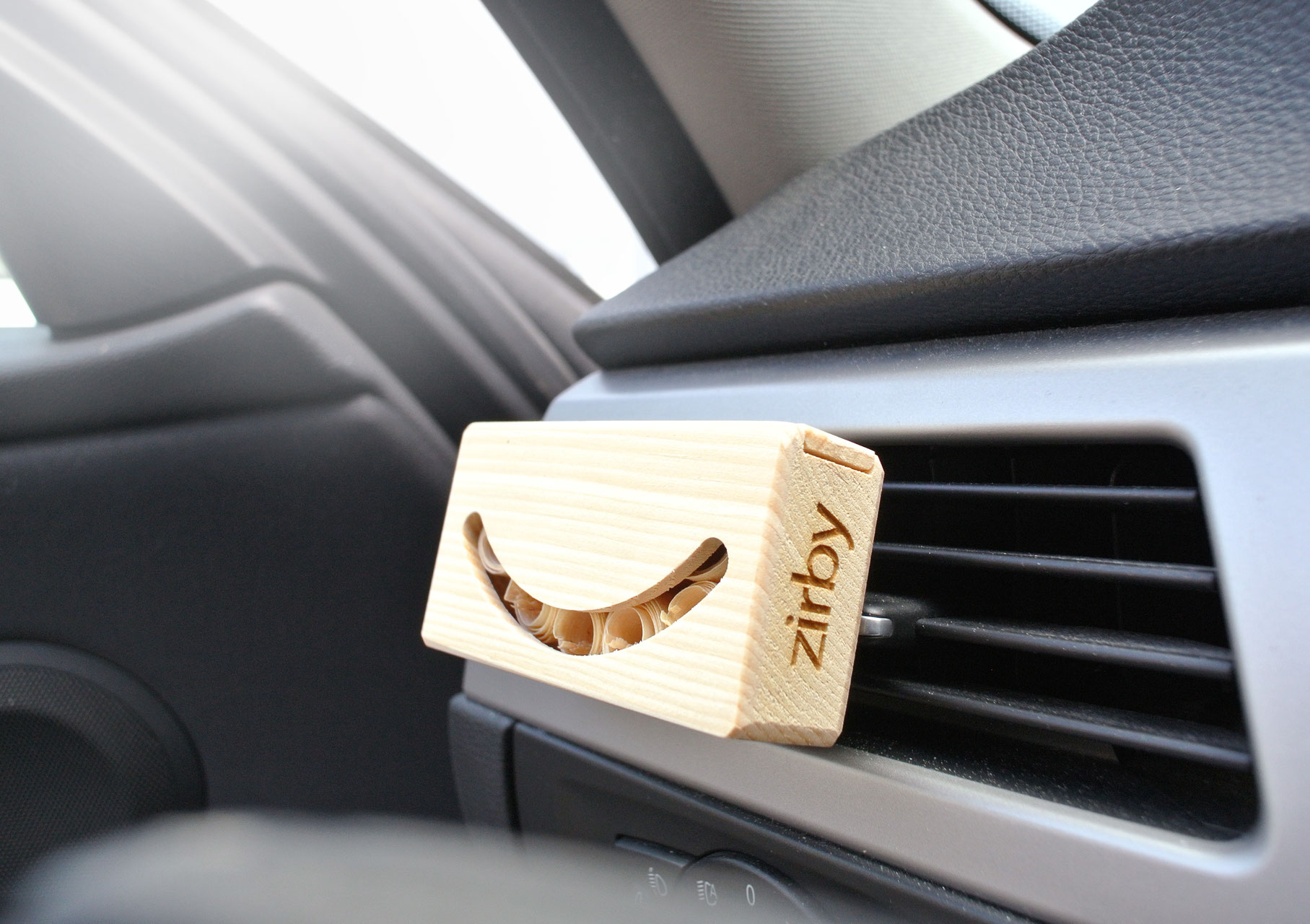 Natürlicher Autoduft aus Zirbenholz, Lufterfrischer mit Handyhalter, 100%  BIO Autoerfrischer, handmade : : Auto & Motorrad