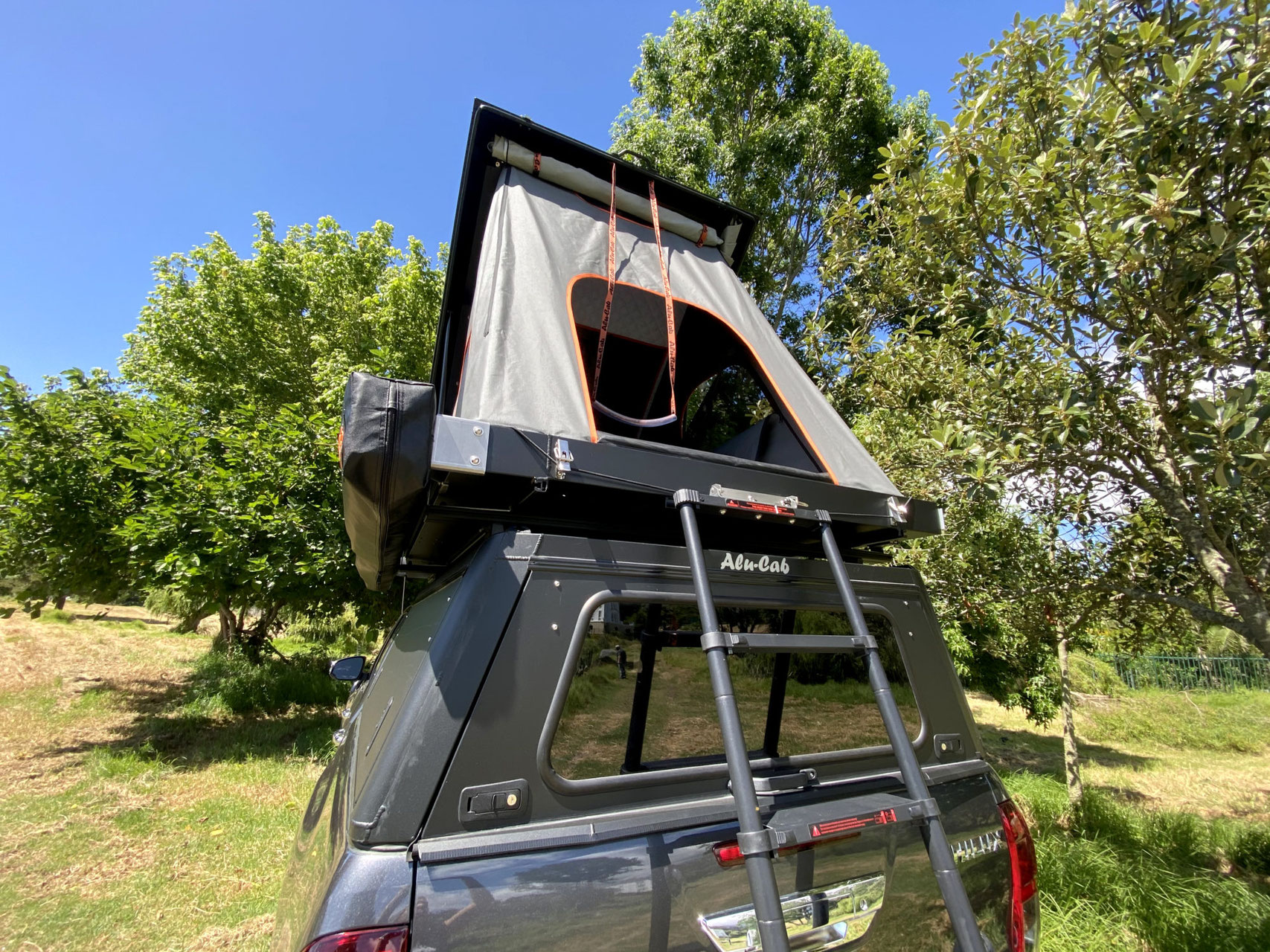 ROOF TOP TENT - OVERLAND STYLE オーバーランドスタイルに特化 ROOF TOP TENT - OVERLAND STYLE オーバーランドスタイルに特化