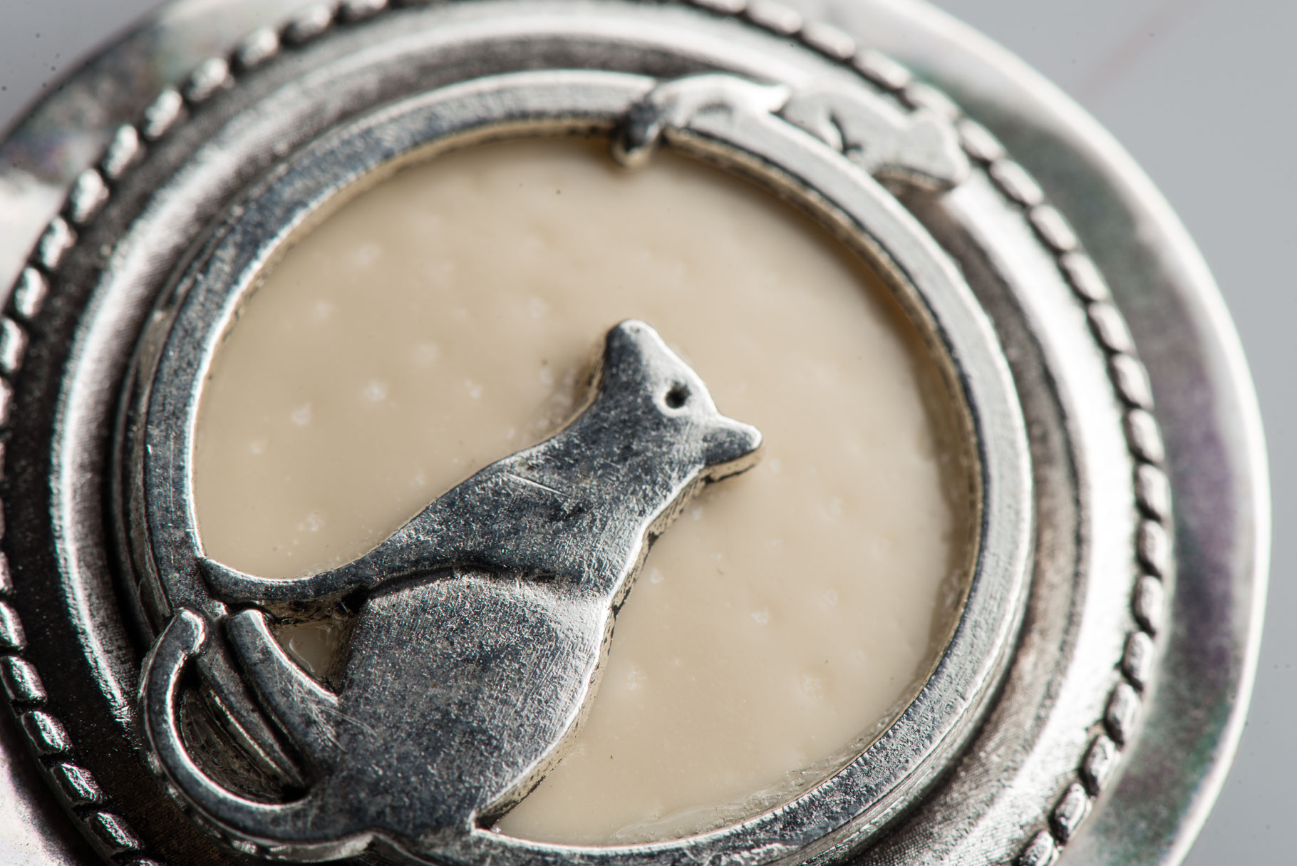 Broche vintage d'autruche avec fausse perle pour le ventre