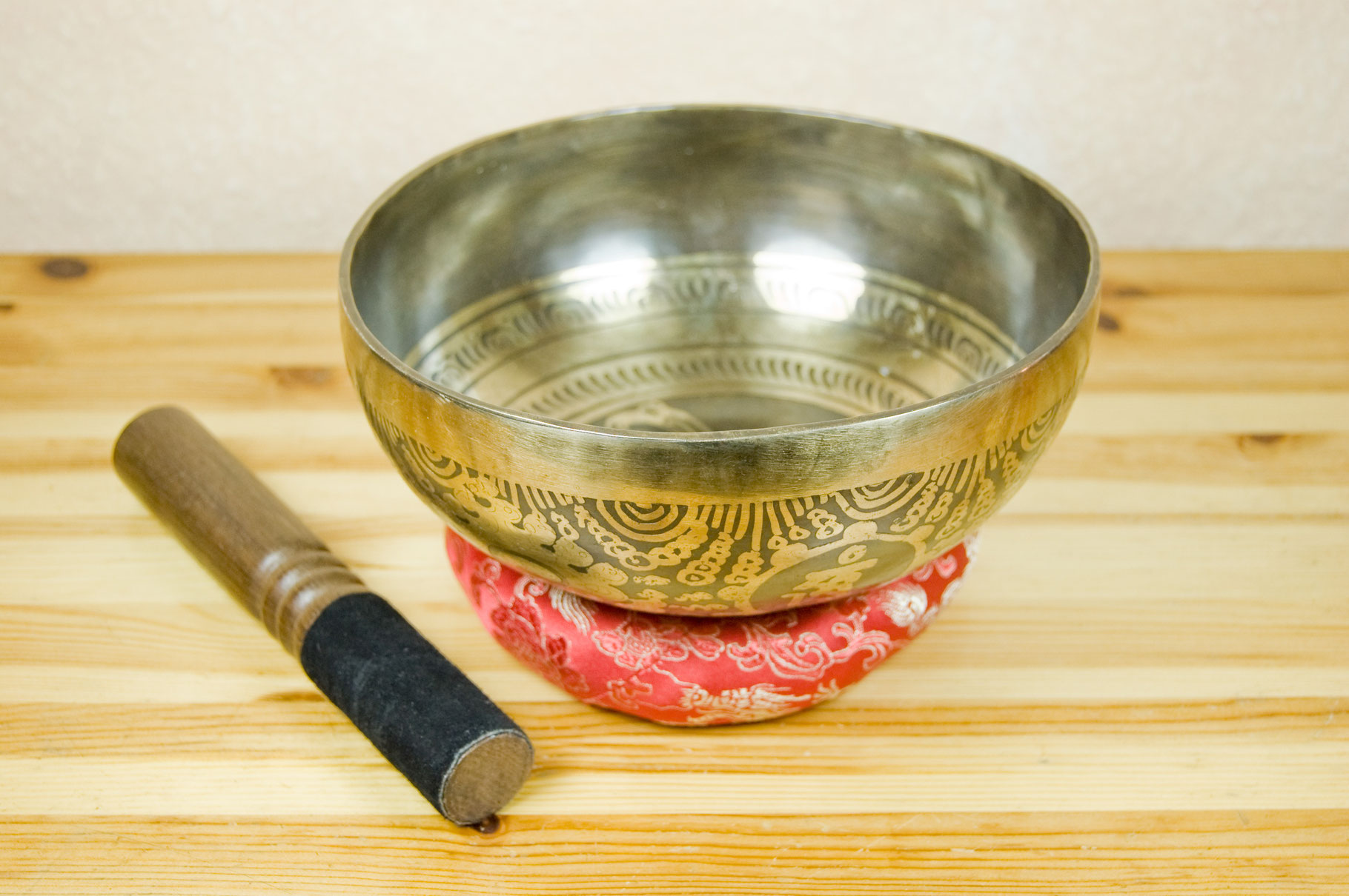 Große gravierte Klangschale aus Nepal 1650g inkl. Klöppel und Kissen - Nepal Fair Trade Shop