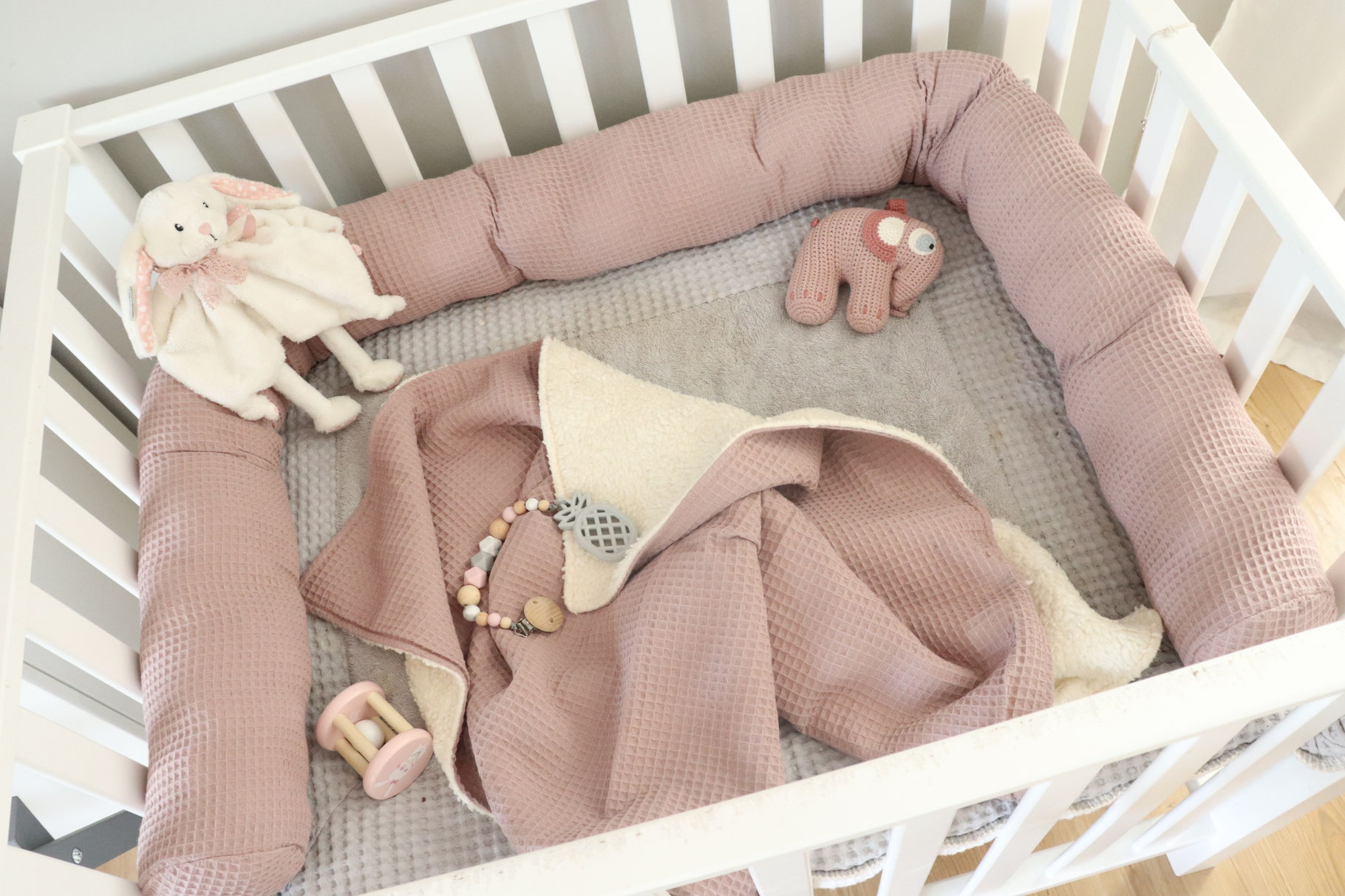inkl Oeko-Tex zertifiziert – 2m Bettumrandung geflochten – Baby Nestchen 30°C waschbar Bettschlange Baby SYNFAYA Klettverschlussenden inkl Oeko-Tex zertifiziert – 2m Bettumrandung geflochten – Baby Nestchen 30°C waschbar Bettschlange Baby SYNFAYA Klettverschlussenden