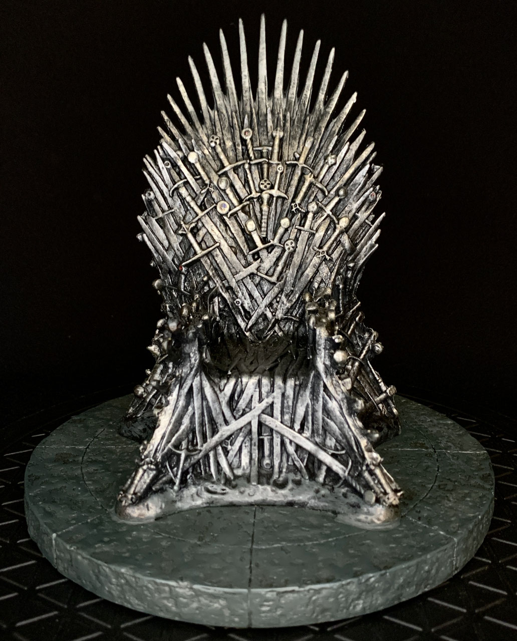Eiserner Thron 17,5cm Game of Thrones Iron Throne 7“ Resin Dark Horse / Gentle Giant TS