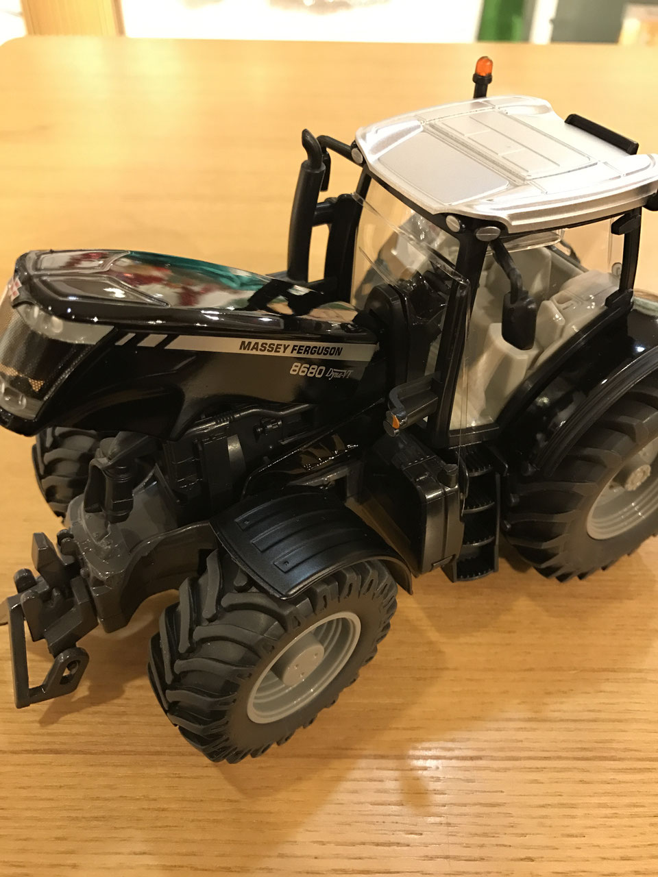 Massey Ferguson 8S.265 1/32 マッセイファーガソン MASSEY FERGUSON: Massey Ferguson 8S.265 – 1:32 Scale Model