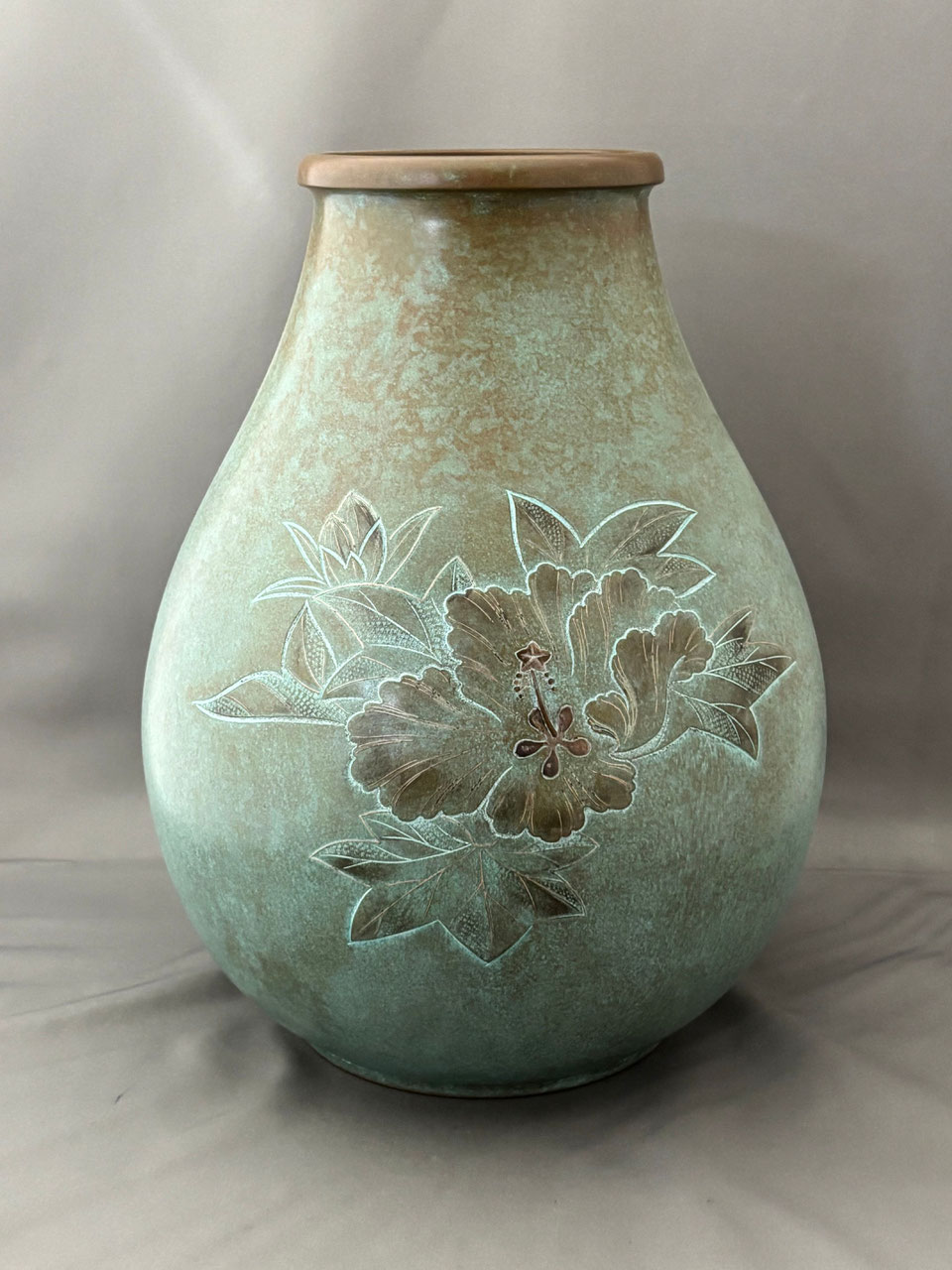 2025-116．花文象嵌花瓶 - 高岡銅器展示館