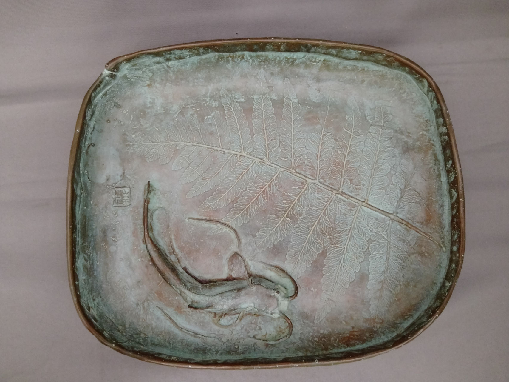 2023-05．二代須賀松園 夏日（ナマズ） - 高岡銅器展示館