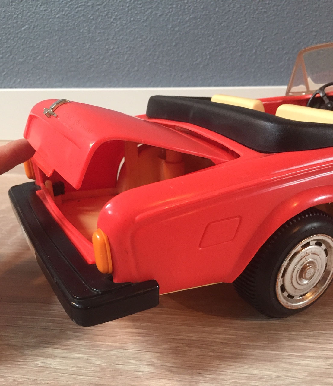 Rood roze Barbie auto Beautiful Waste Stijlvolle tweedehands