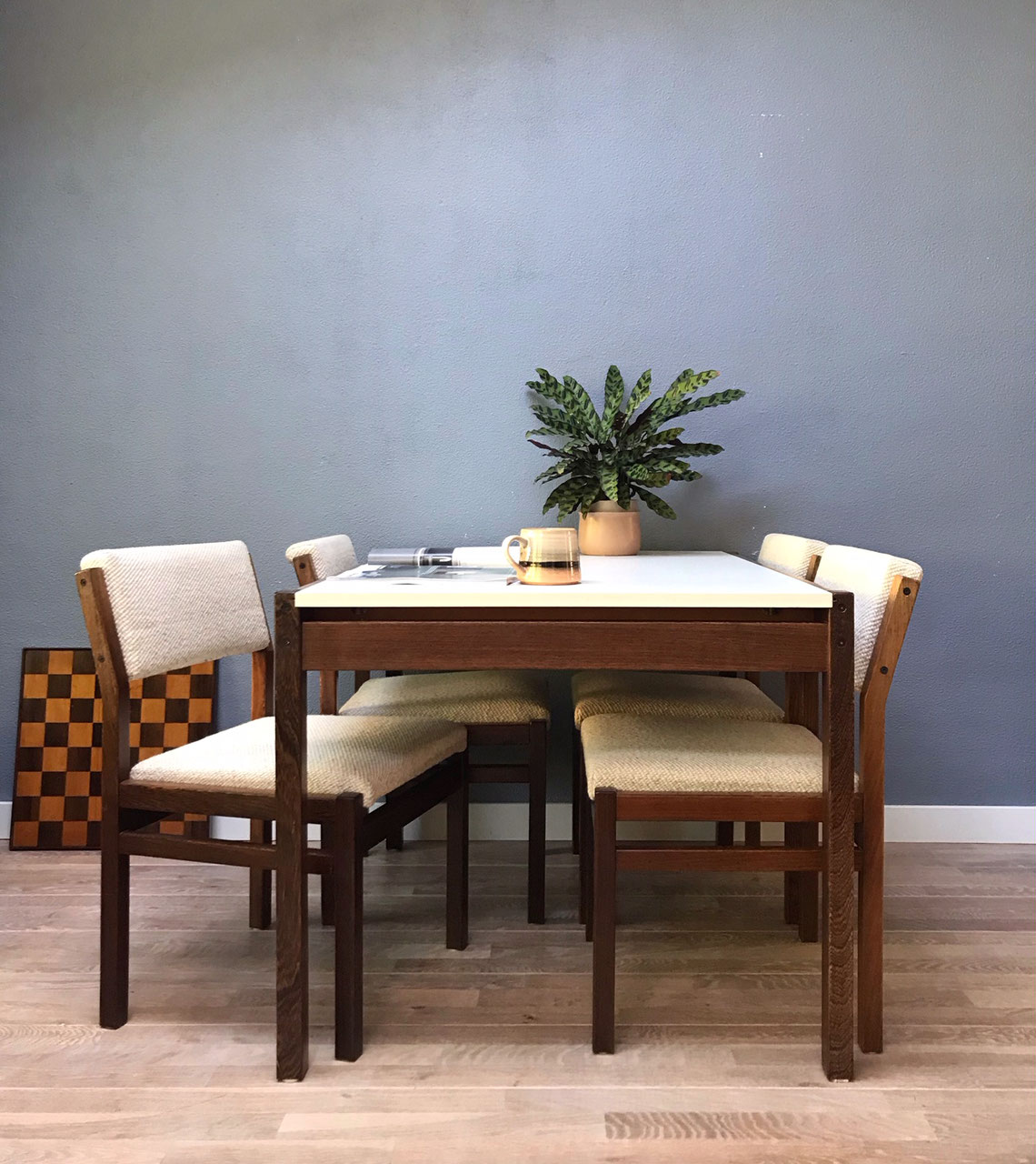 Rennen werknemer Sociaal Pastoe tafel en stoelen - Beautiful Waste - Stijlvolle tweedehands meubels  en interieur-objecten