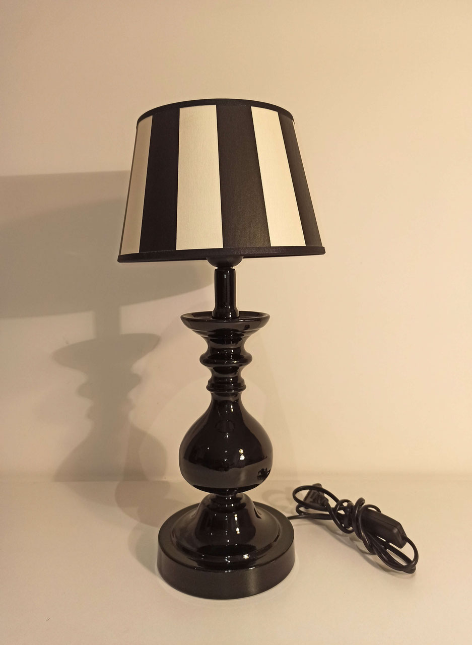 Abat Jour Rayé Noir Et Blanc Lampe à poser vintage piétement céramique noire laquée et abat jour rayé  blanc et noir - Mavintagemania : rénovation, vente de mobilier accessoires  vintage ancien, conseils déco d'intérieur