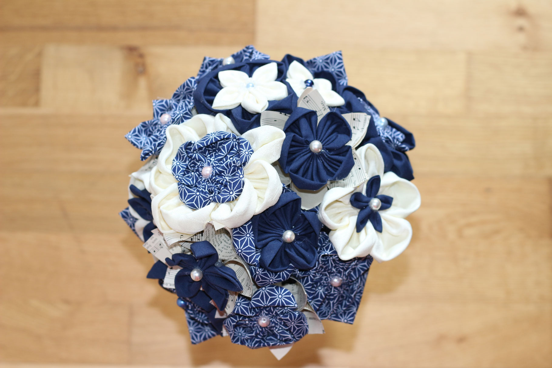 Collection Laure Bouquet De Mariée En Fleurs En Tissu Bleu Marine Et Blanc