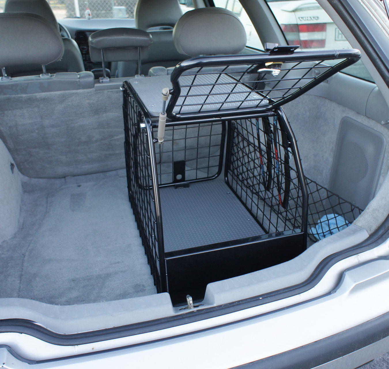 Hundebox Small mit Ladeschwelle - Hund im Auto