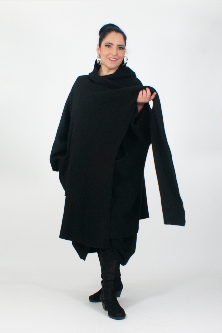 schwarzer Walkmantel in großer Größe Curvy Fashion