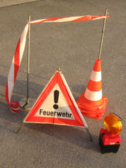 Absperrband, Faltdreieck, Verkehrsleitkegel, Warnleuchte