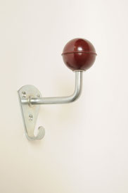 Patère rétro avec boule en bakélite rouge profond soutenue par un bras et platine en acier, le tout complété par un petit crochet supplémentaire