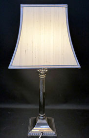 Tischlampe Louis XVI-Stil, kannelierte Säule Kapitell Seidenschirm,Silverplated, € 250,00