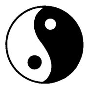 Yang steht für das Helle und Yin für das Dunkle in diesem Symbol. Yin und Yang sollen sich gegenseitig ausgleichen und ergänzen.