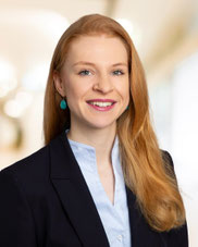 Portraitfoto von Johanna Tannen mit beigem Hintergrund