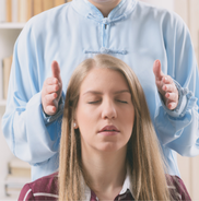 Geistheilung, Energiearbeit an einer blonden Frau