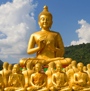 Goldene Buddhas, meditierend, eine sehr große und kleinere Buddha Figuren