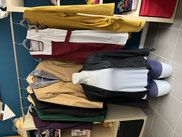 Blazer und Kleider auf Kleiderstange drapiert. ChaWe-Naturmode