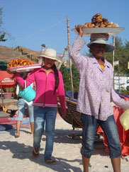 Sihanoukville-Cambodja-beach-sellers-fruit-nails-cutting