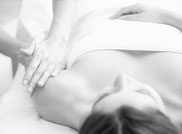 liegende-frau-erhält-armmassage